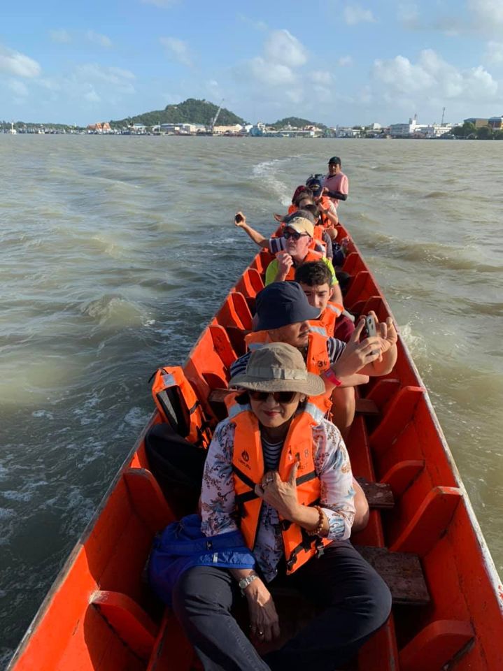 สงขลา | ห้ามพลาด! ท่องเที่ยวชุมชน นั่งเรือหางยาว ชมพระอาทิตย์ตกกลาง ทะเลสาบสงขลา || Hatyaifocus.Com